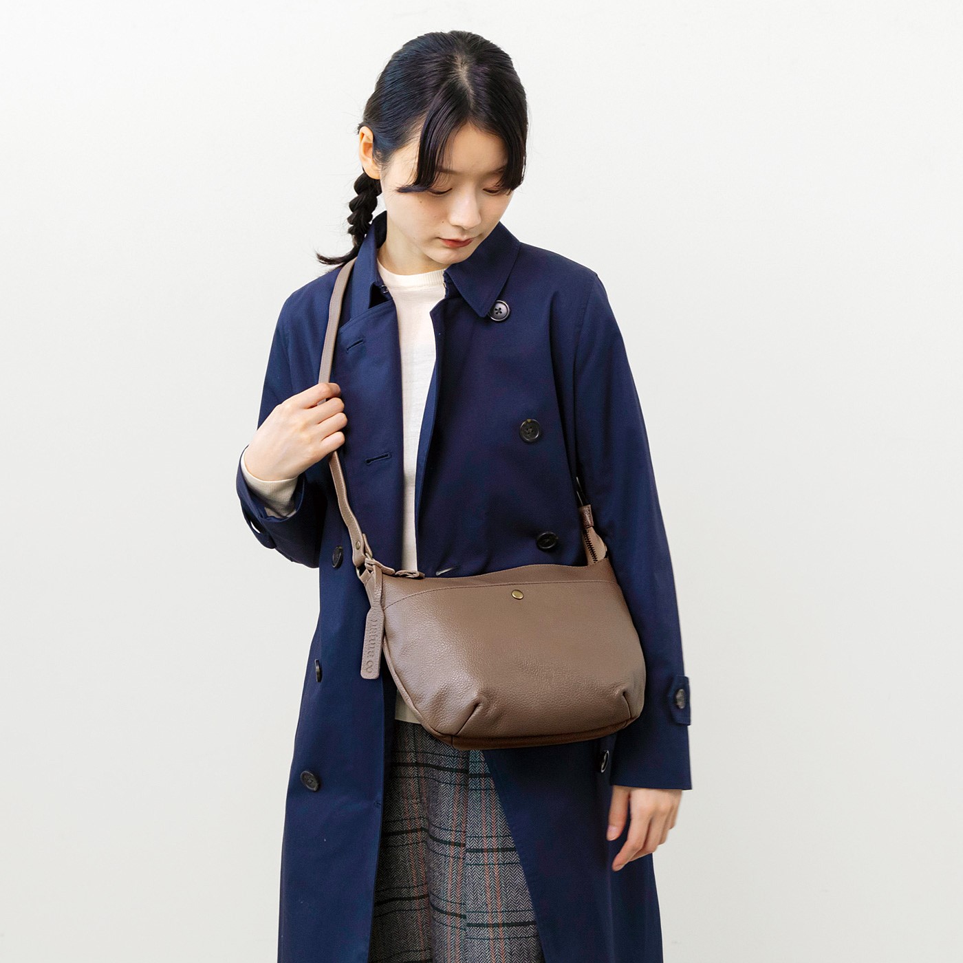 L'AMIPLUS|姫路レザーの撥水ショルダーバッグ〈モカベージュ〉
